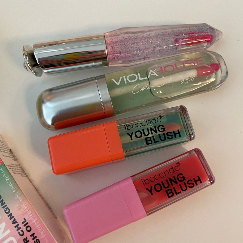 Kit with 4 color changing blush with tags all new